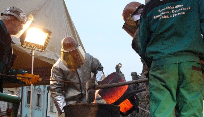 FOTO:Odlévání zvonu