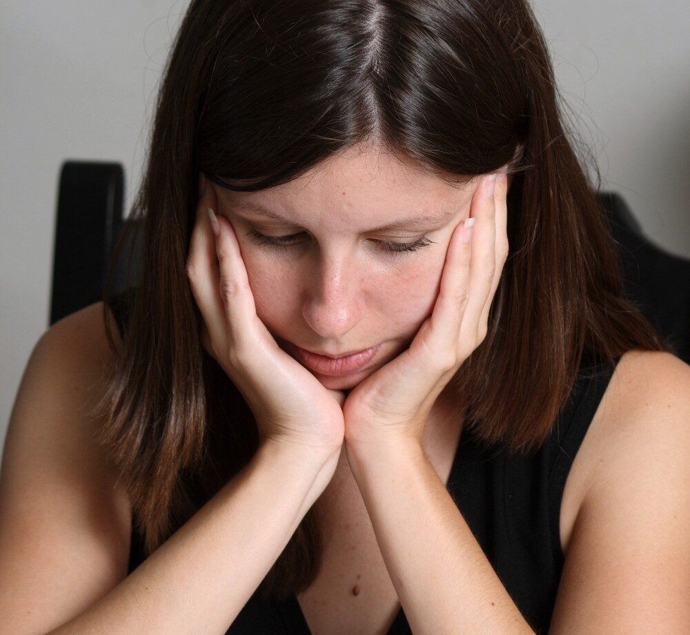 FOTO: Studentka s tváří v dlaních