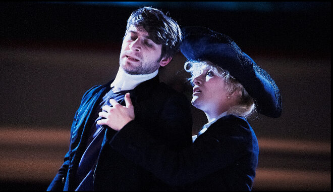 FOTO: Helena Dvořáková (Ysé) a Marek Němec (Mesa) ve hře Polední úděl