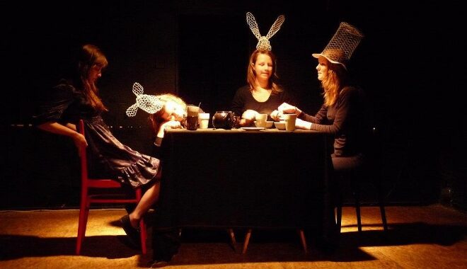 Kdo ukradl vdolky aneb Něco málo z Alenky