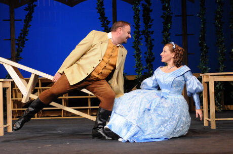 FOTO: Jaroslav Březina a Radka Sehnoutková ve Smetanově opeře Tajemství (DJKT, 2012)