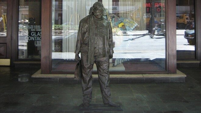 FOTO: Socha literární postavy Ignácia ze Spolčení hlupců