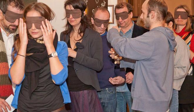 FOTO: Cesta kolem světa za absolutní tmy v divadle Kolowrat