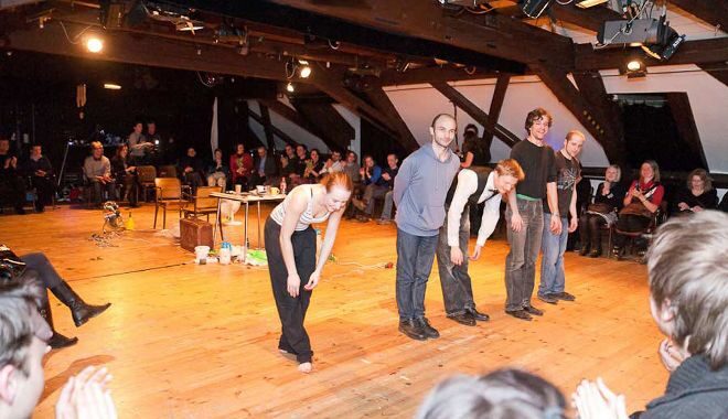 FOTO: Cesta kolem světa za absolutní tmy v podání Studia DAMÚZA