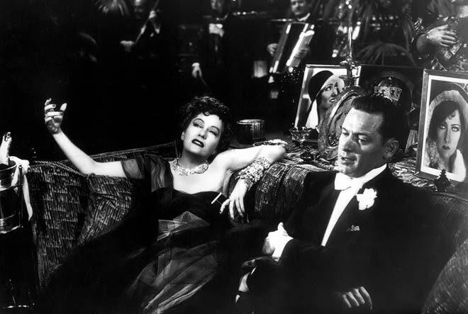 FOTO: Norma Desmond se svým oltářem z portrétů.