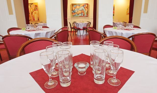 FOTO: Detailní příprava stolů ve VČD