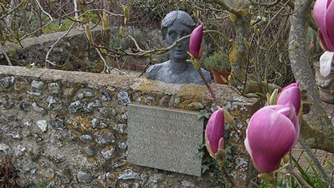 FOTO: Pomník Virginie Woolfové