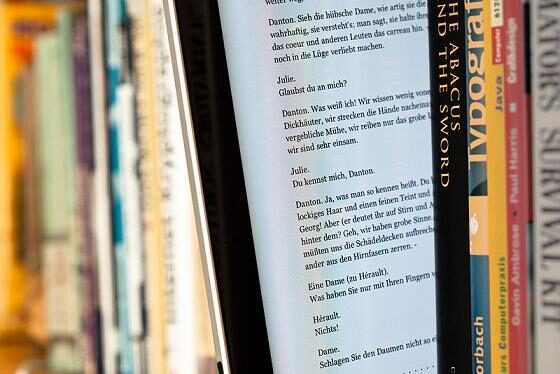 FOTO: E-knihy se čtou snadněji než knihy tištěné