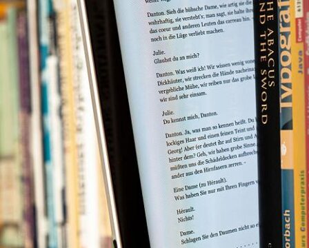 FOTO: E-knihy se čtou snadněji než knihy tištěné