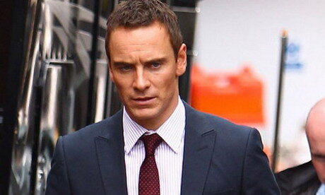 FOTO: Konzultant - Michael Fassbender - CinemArt