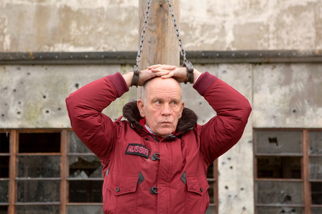 FOTO: John Malkovich v RED 2