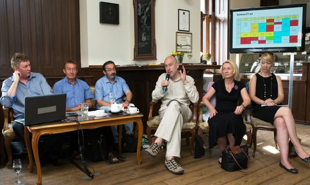 FOTO: Výkonný ředitel Tomáš Motl, moderátor Jiří Podzimek, mediální analytik Milan Kruml, dramaturg Vít Janeček, dramaturgyně Alena Poledňáková a dramaturgyně Gabriela Nosková