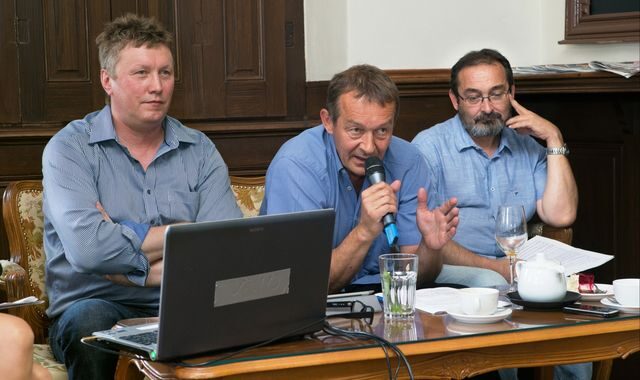 FOTO: Výkonný ředitel Tomáš Motl, moderátor Jiří Podzimek a mediální analytik Milan Kruml