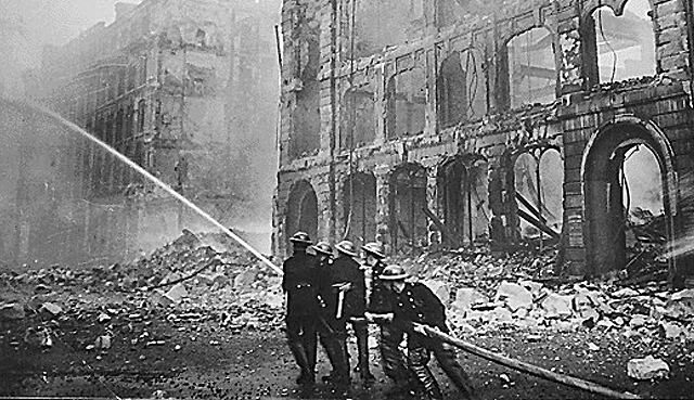 Výjev z bombardovaného Londýna