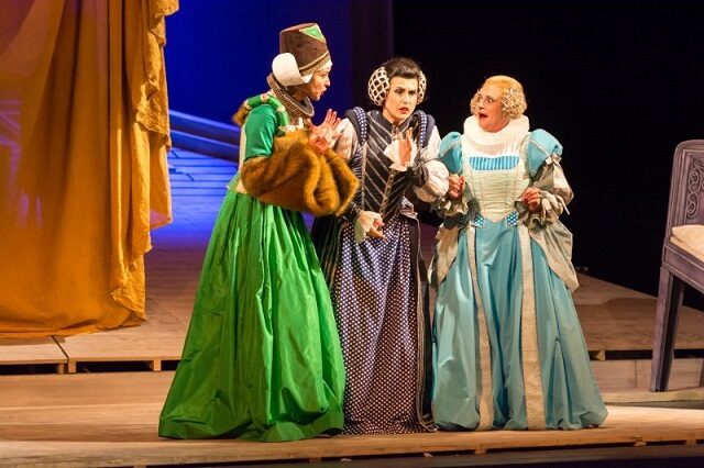 FOTO: Alice s Meg zjistí, že je chce obě svést Falstaff.