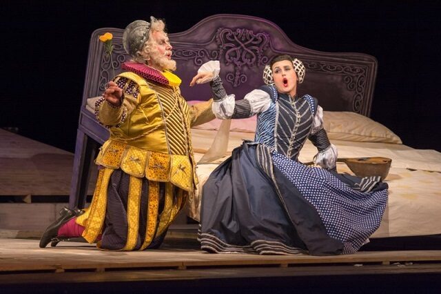 FOTO: Falstaff se pokouší svést zámožnou Alici, která ale svůj zájem pouze předstírá