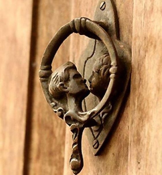 The-hello-kiss-doorknocker