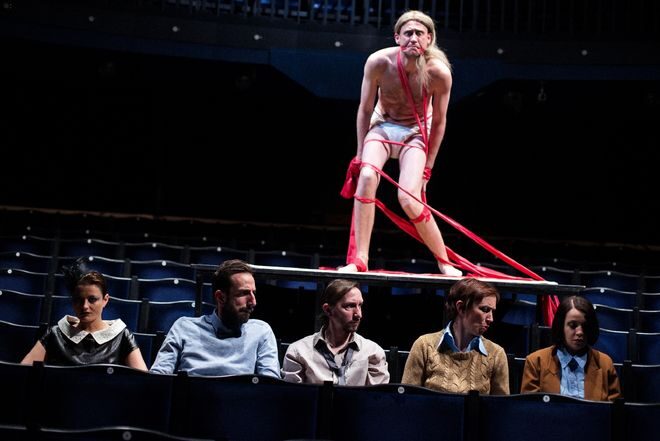 FOTO: Řehoř Samsa v gumě