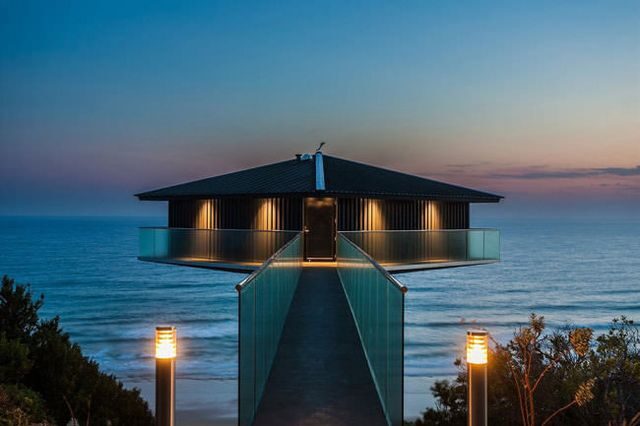 In-Australia-a-beach-house-appears-to-be-floating-in-mid-air11-650×433