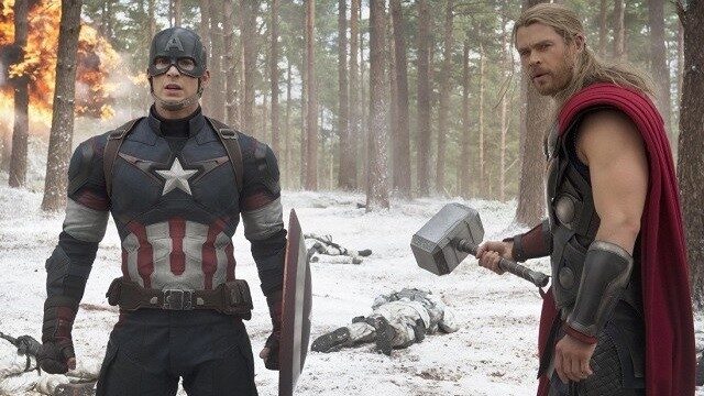 FOTO: Chris Evans Chris Hemsworth Avengers Age of Ultron