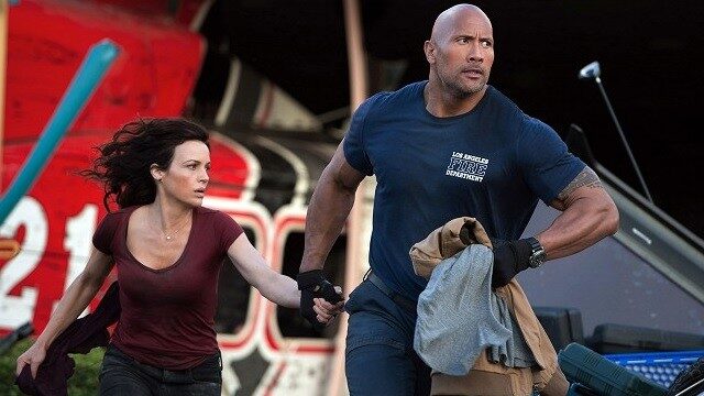 FOTO: Dwayne Johnson Carla Gugino San Andreas