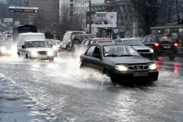 deste_povodne_Ukrajina_Odesa_doprava_automobil