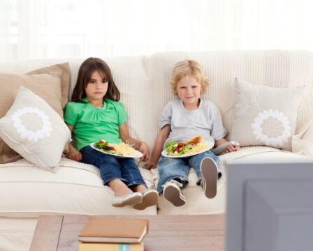 stolovani_televize_deti_vecere_obed