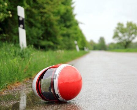 motorkarska_helma_na_silnici_autonehoda_dopravni_nehoda