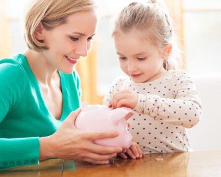 penize_setreni_uspory_matka_s_dcerou_prasatko_danove_slevy