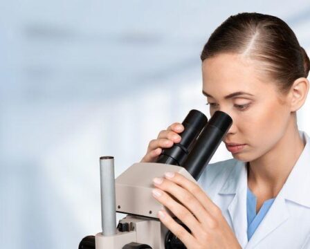 lekarsky-vyzkum-vedec-mikroskop