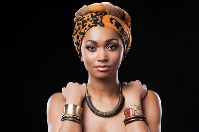 Krásná černá žena v Africe, plastická chirurgie, zvětšení zadku