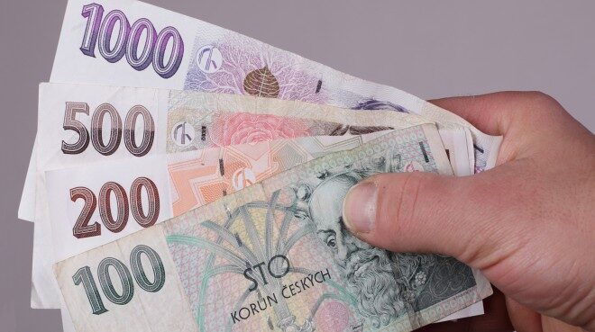 FOTO: České bankovky v Ruka Milan Horní 600x338.jpg