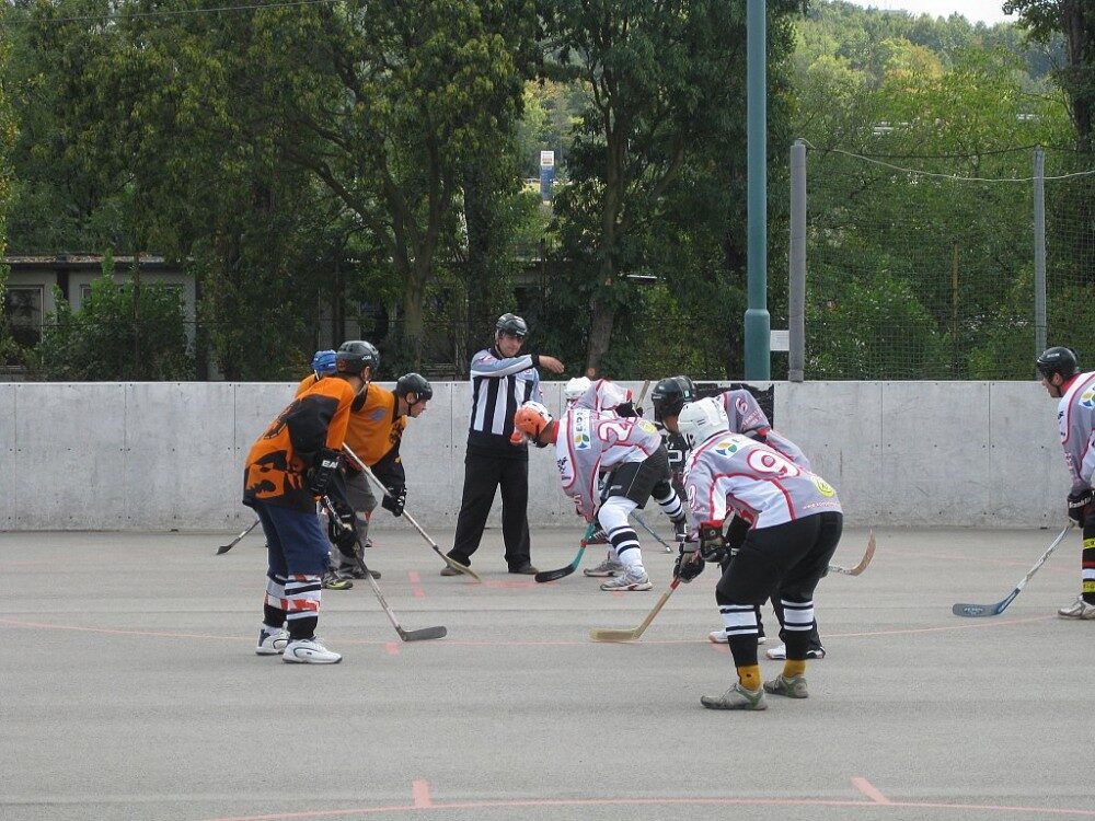 Foto: Vhazování při hokejbalovém zápase