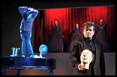 FOTO: Divadlo v Dlouhé vítá své diváky Macbeth