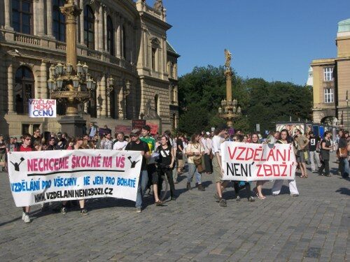 FOTO: Demonstrace proti školnému v Praze