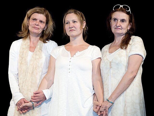 FOTO: Zuzana Bydžovská, Tereza Gübelová a Eva Holubová v inscenaci Druhý břeh