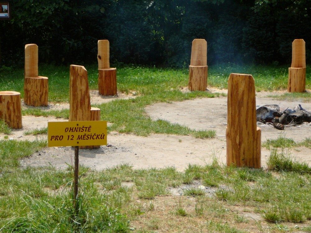 FOTO: Ohniště 12-ti měsíčků