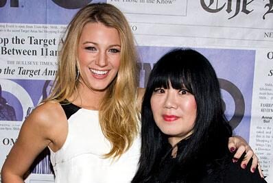 FOTO: Herečka Blake Lively s návrhářkou Annou Sui