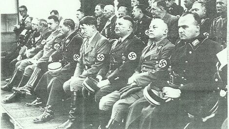 FOTO: Adolf Hitler, Hans Frank a ti ostatní