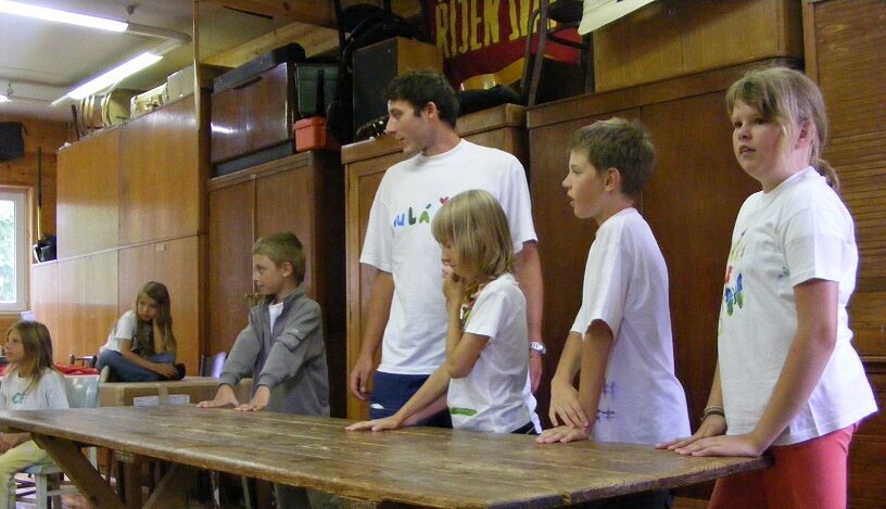 FOTO: Her se aktivně účastní i vedoucí