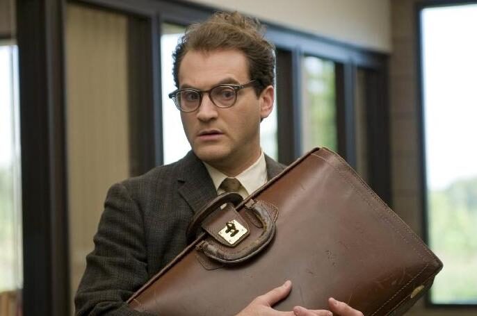 Zdroj: palace pictures, Seriózní muž