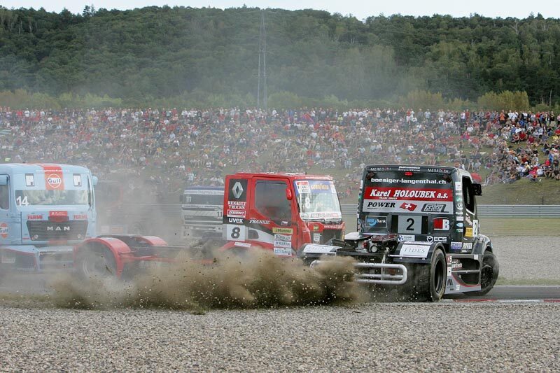 FOTO: Souboj trucků na mosteckém autodromu